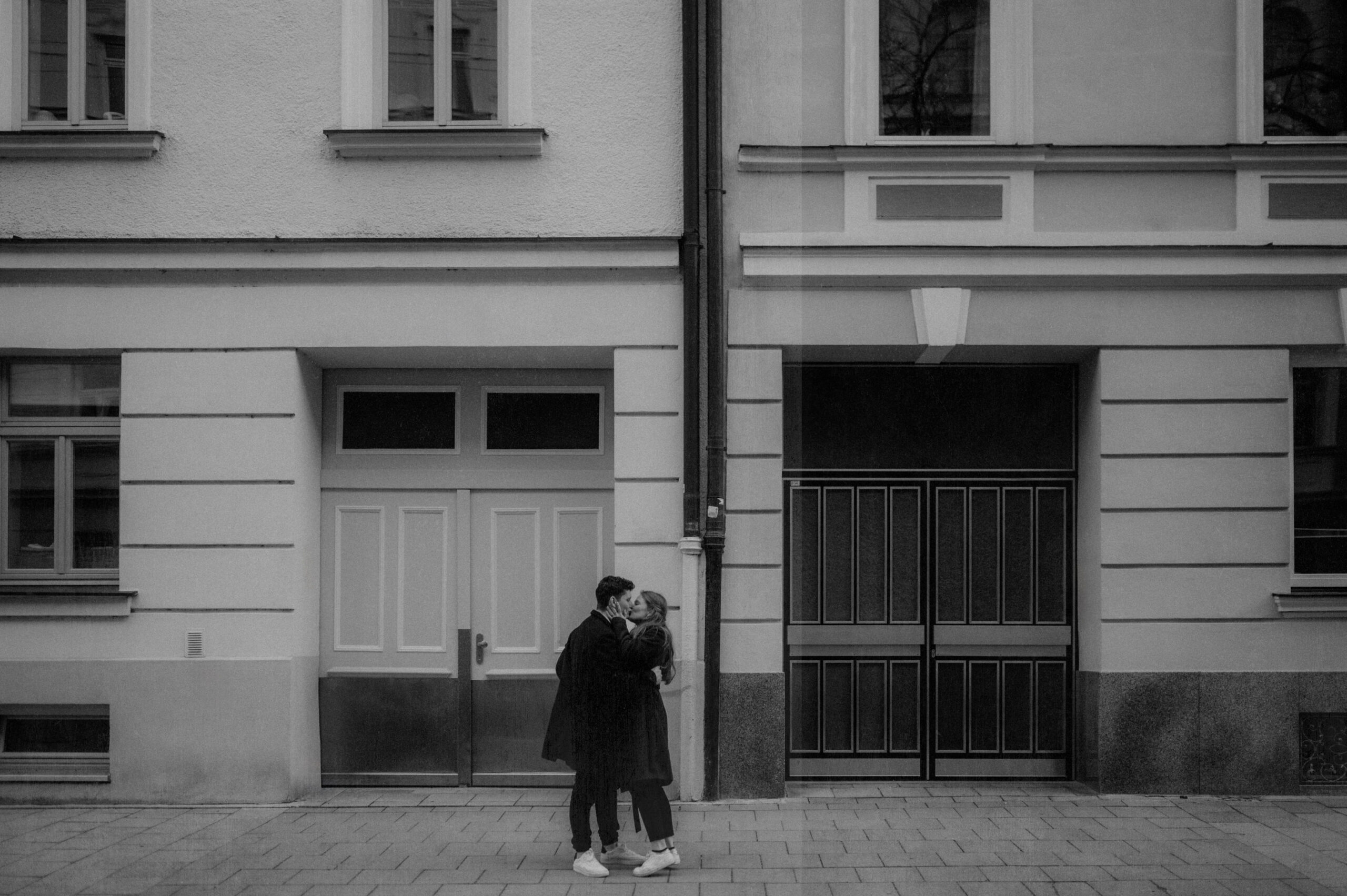 Schwarz weiß Bild von einen Paar in Haidhausen in München vor Altbau