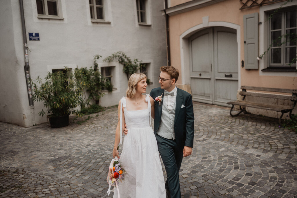 Brautpaar nach der standesamtlichen Hochzeit vor dem Alten Rathaus Regensburg