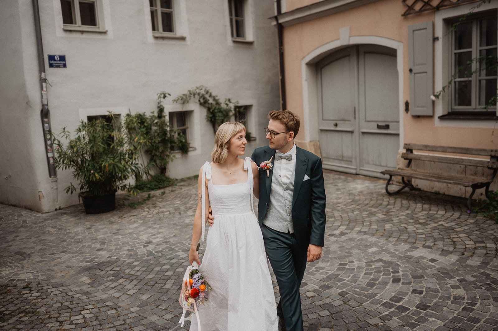 Brautpaar nach der standesamtlichen Hochzeit vor dem Alten Rathaus Regensburg